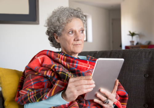 ouderen zorg dame op tablet
